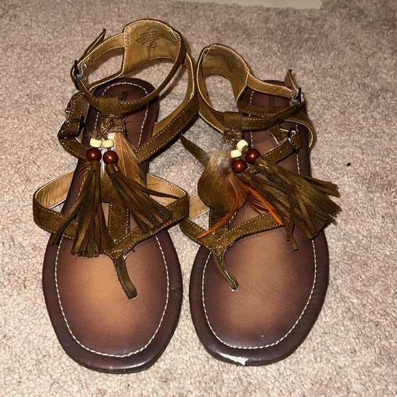 MOSSIMO Supply Co Tassel and Feather Sandals with 1 inch heel - Picture 4 of 7